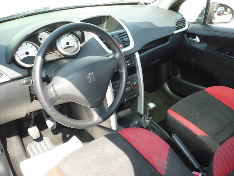 peugeot 207 essence occasion petit prix a vendre a vitrolles