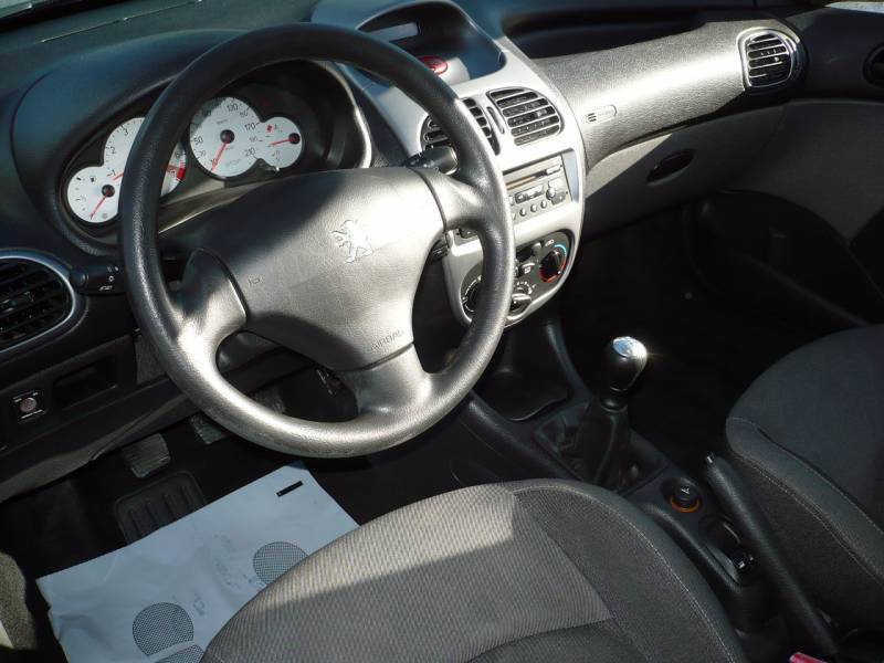 PEUGEOT 206 ESSENCE OCCASION PAS CHERE A VENDRE A  EGUILLES