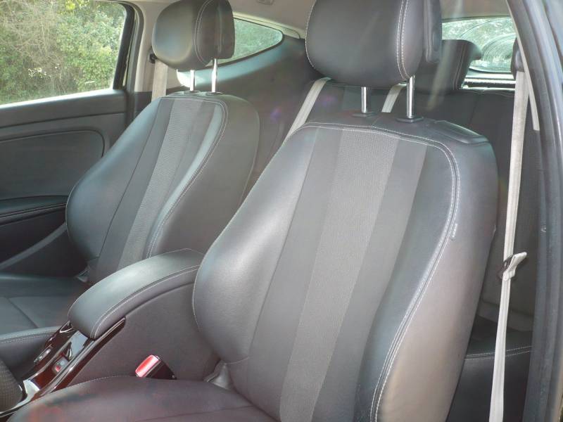 RENAULT OCCASION MEGANE COUPE BOSE DCI  PAS CHERE A VENDRE A AIX  MARSEILLE PROVENCE